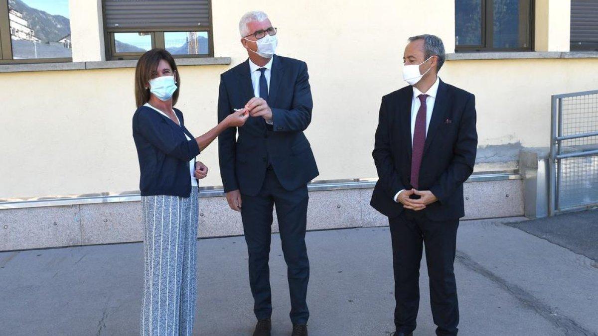 Ester Vilarrubla entrega les claus de l'edifici del Roc a Denis Dekerle