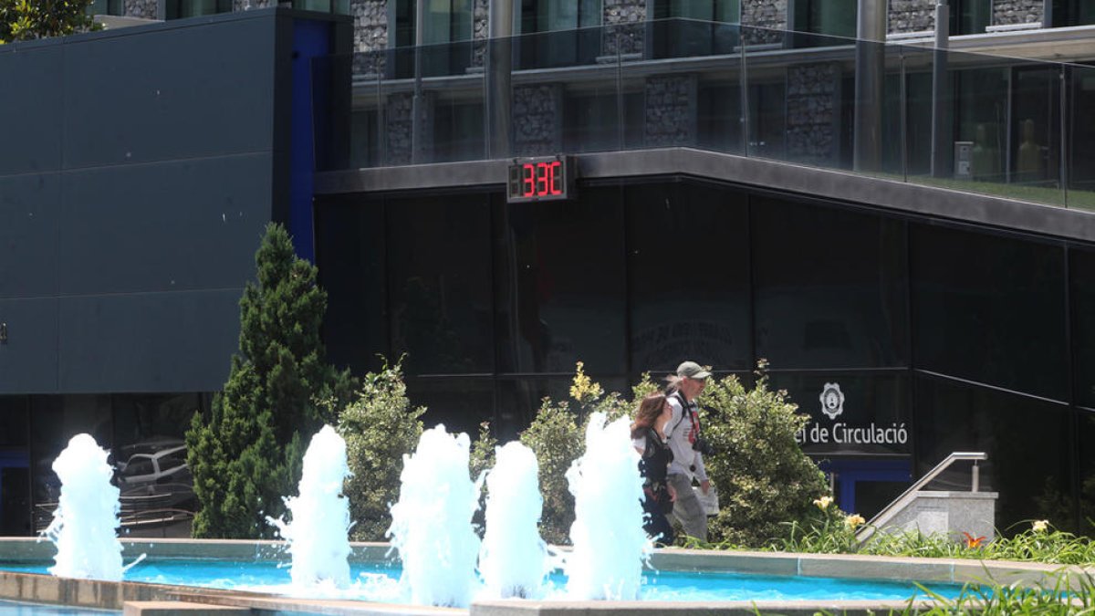 Un termòmetre marcant 33 graus a la capital.