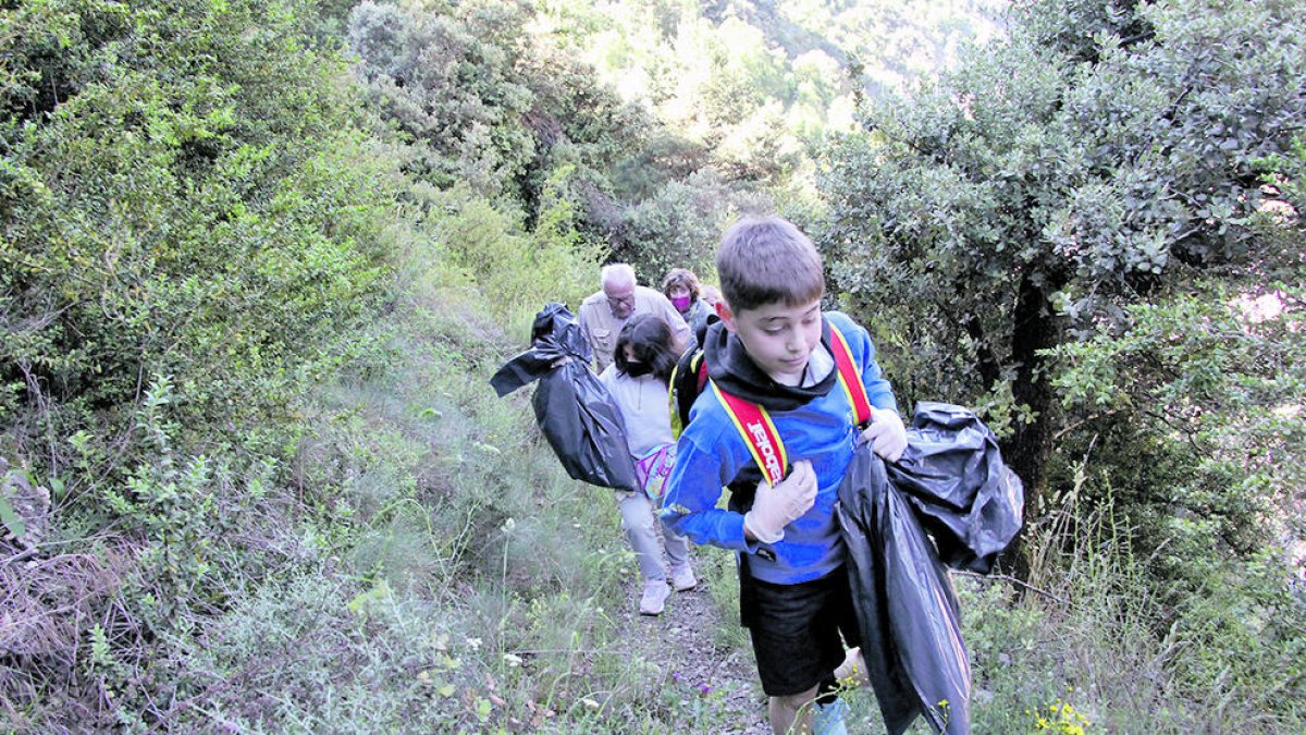 Un centenar d'alumnes participen en el Clean Up Day
