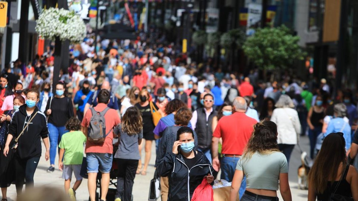 Turistes a les zones comercials centrals la setmana passada