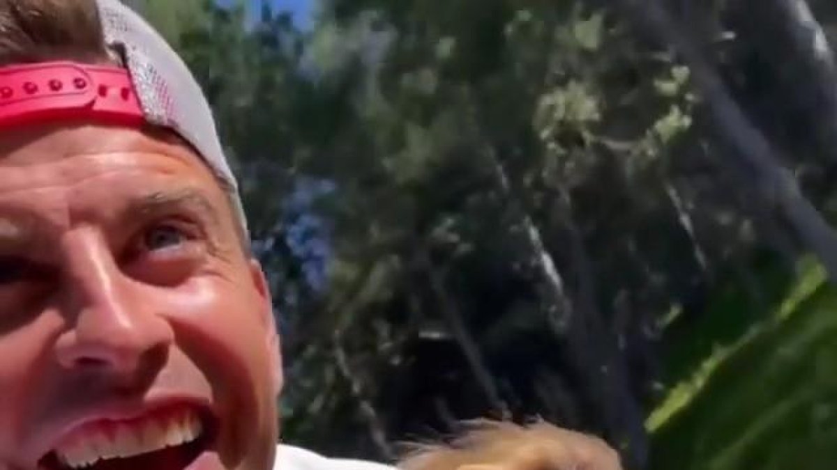 Gerard Piqué i el seu fill Sasha baixant pel Tobotronc