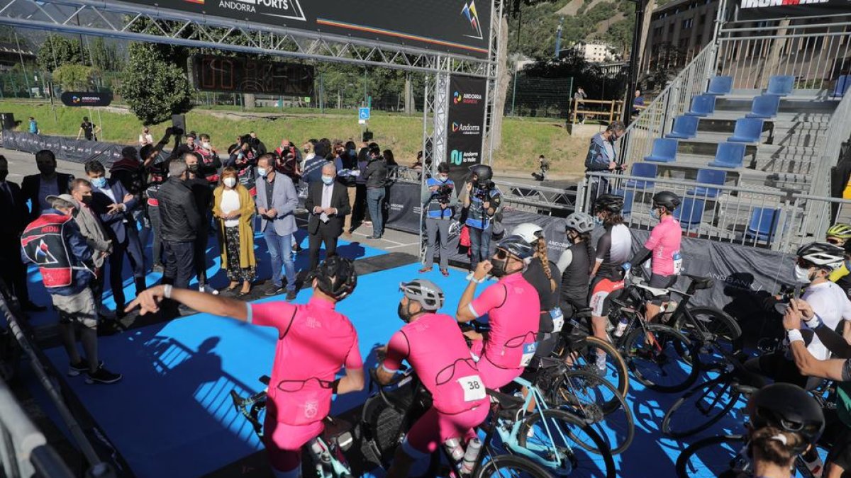 Sortida dels ciclistes del Multisport Festival aquest matí