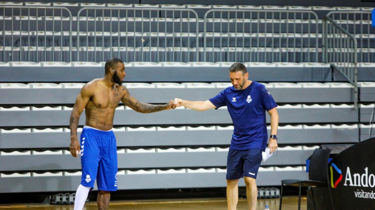 Ibon Navarro saludant Codi Miller-McIntyre a l'entrenament d'ahir.