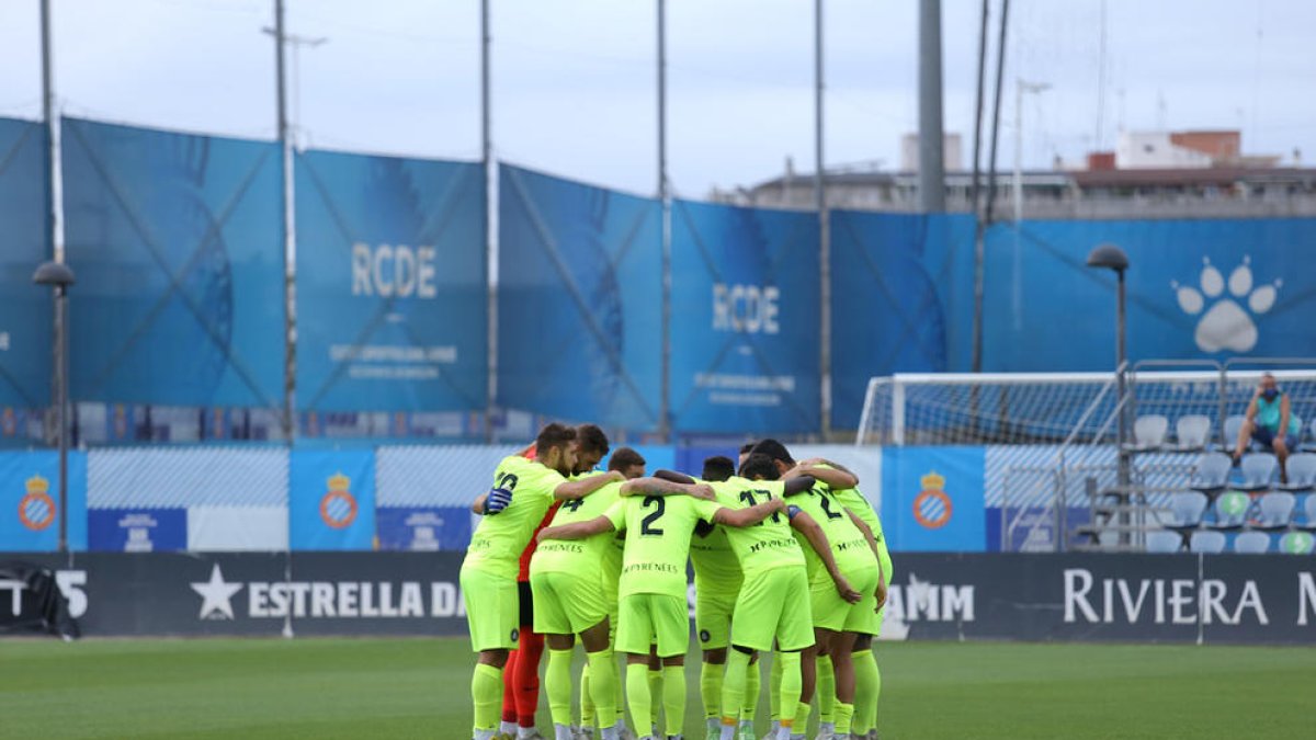 Els jugadors tricolors fent pinya en un duel anterior.