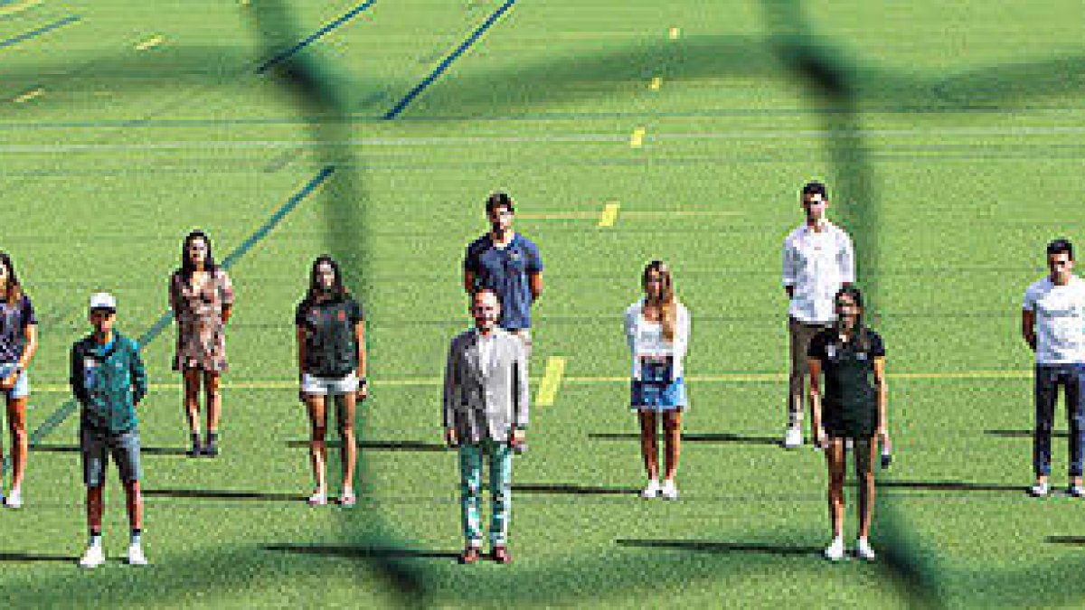 Els esportistes homenatjats a Ordino amb el cap de Govern, la ministra de Cultura i Esports i el secretari d'Estat d'Esports.