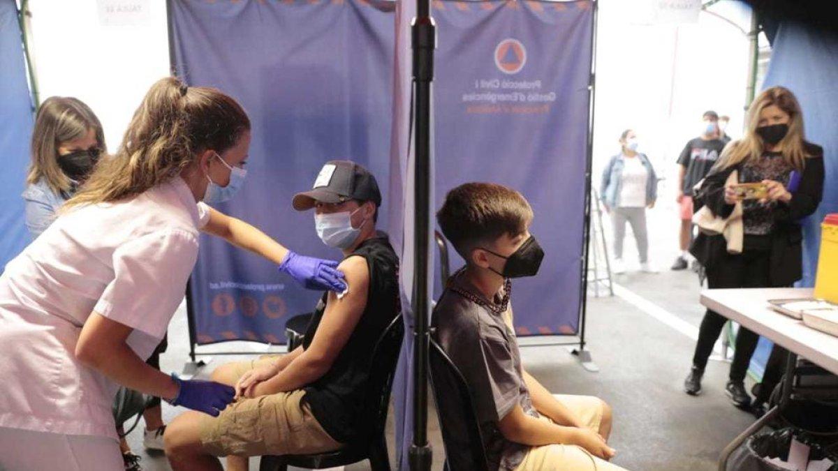 Un miler de menors rebran la primera dosi del vaccí contra la Covid-19.