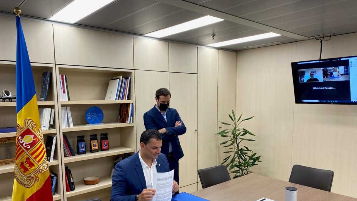 Jordi Gallardo en la signatura del conveni aquest matí