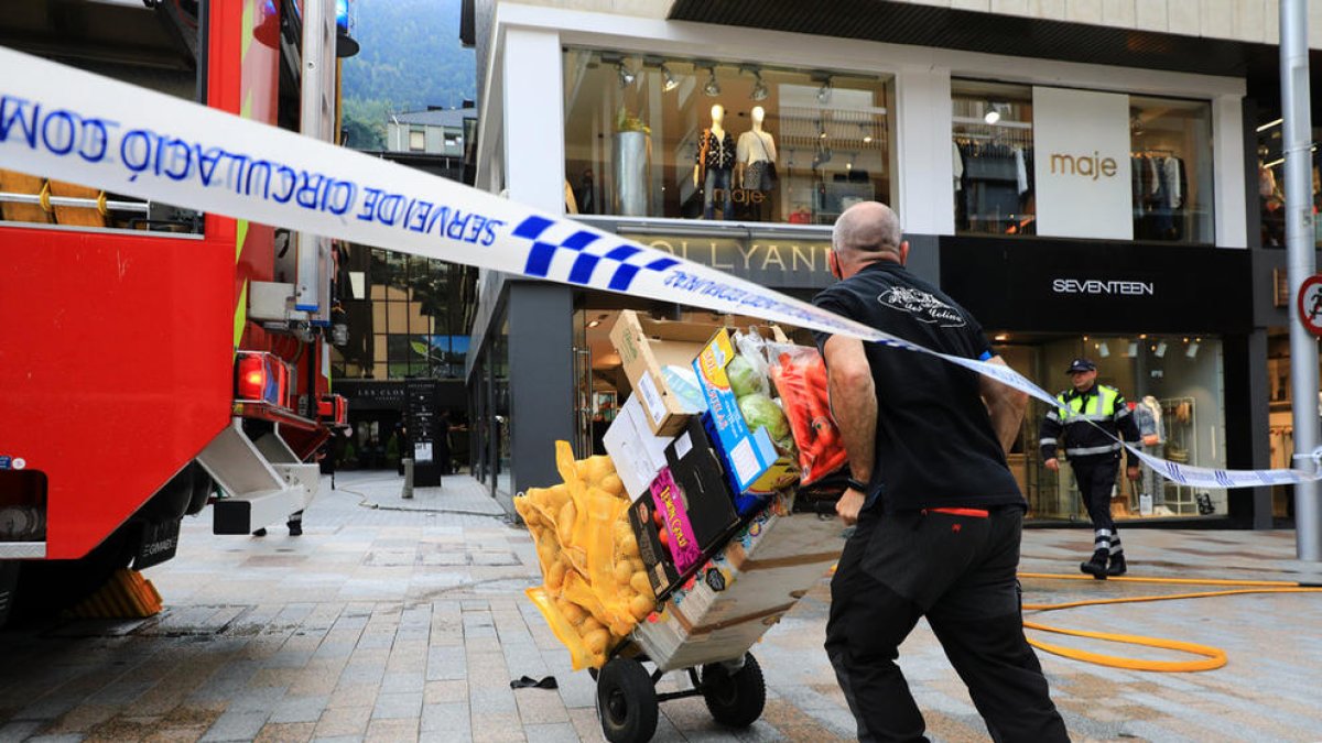 Un transportista a l'avinguda Carlemany.