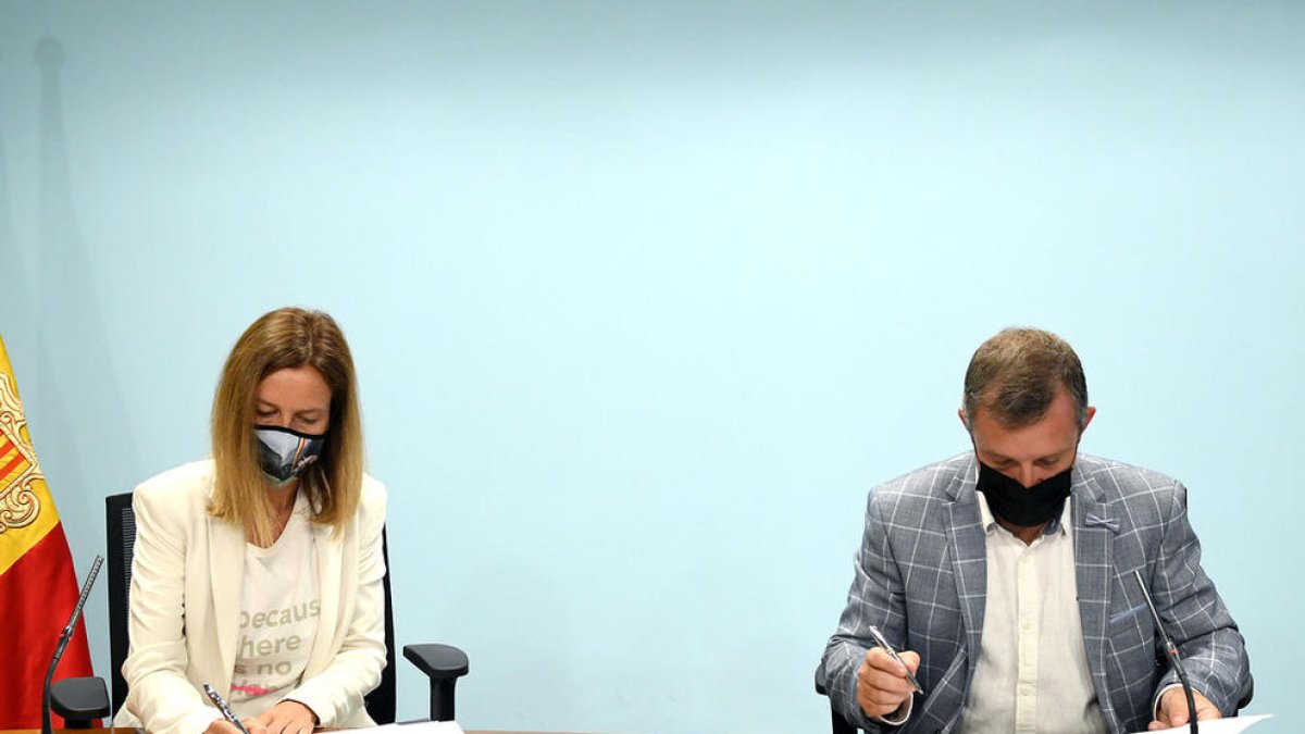 Sílvia Calvó i Josep Majoral signant el conveni.