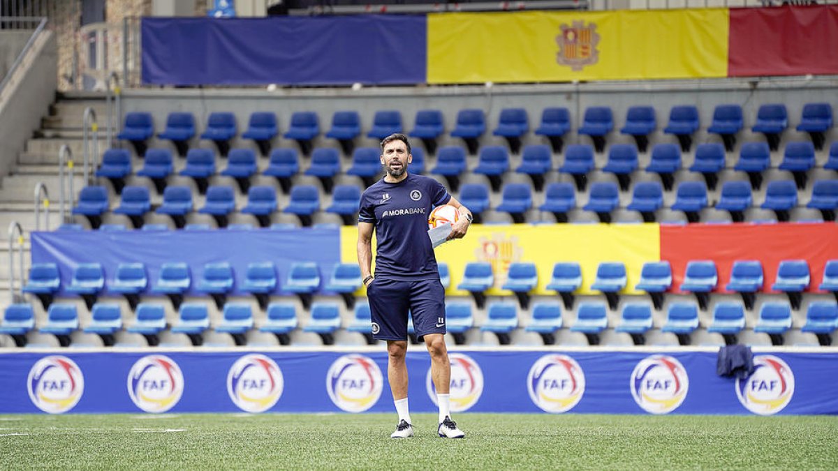 Sarabia donant instruccions a l'equip a l'Estadi Nacional.