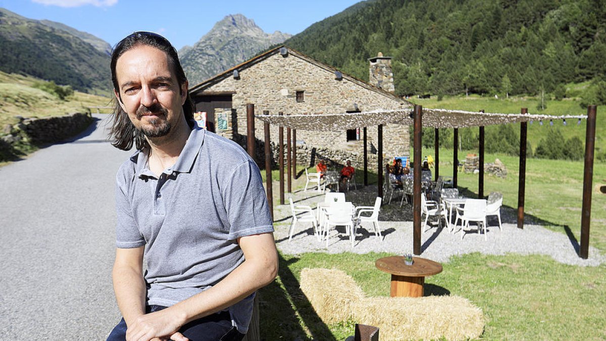 Landry Riba ha portat “bé” el canvi de treballar a la natura al despatx i la corbata.