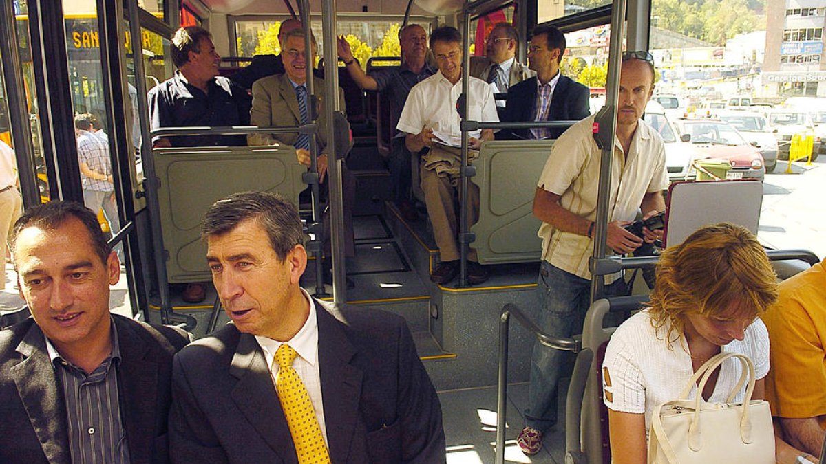 Les autoritats a bord del primer bus exprés, durant la inauguració del servei.