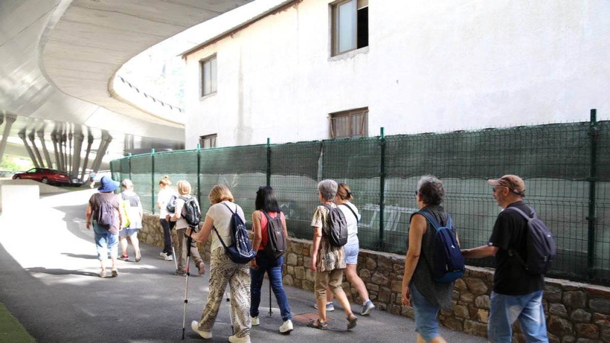 Vint veïns participen a la sortida de la llar de Lòria