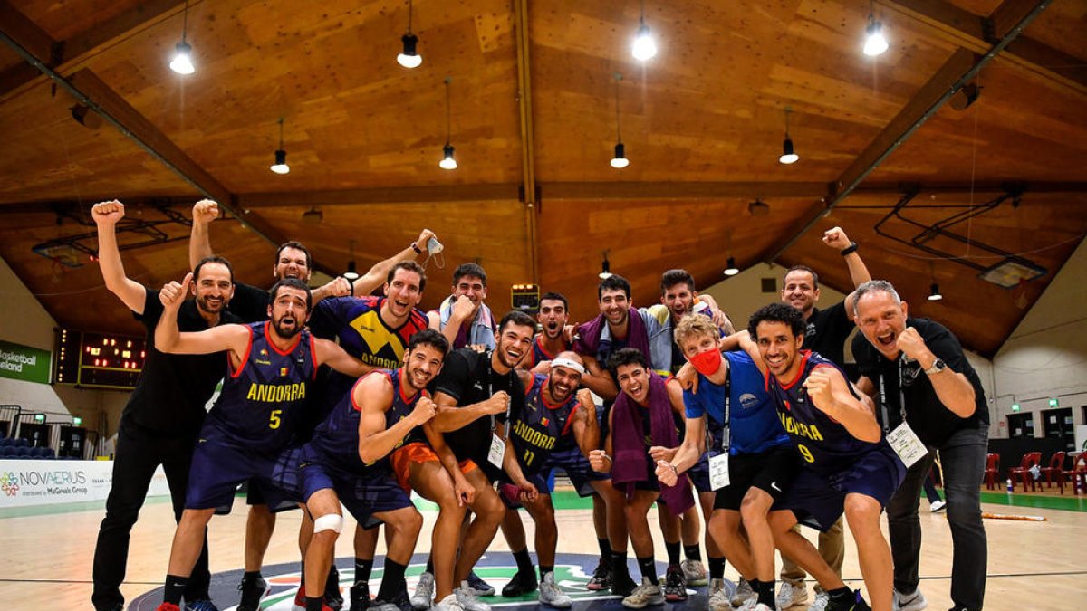 Els jugadors i cos tècnic de la selecció celebren la victòria i la segona posició a l'Europeu de Petits Estats.