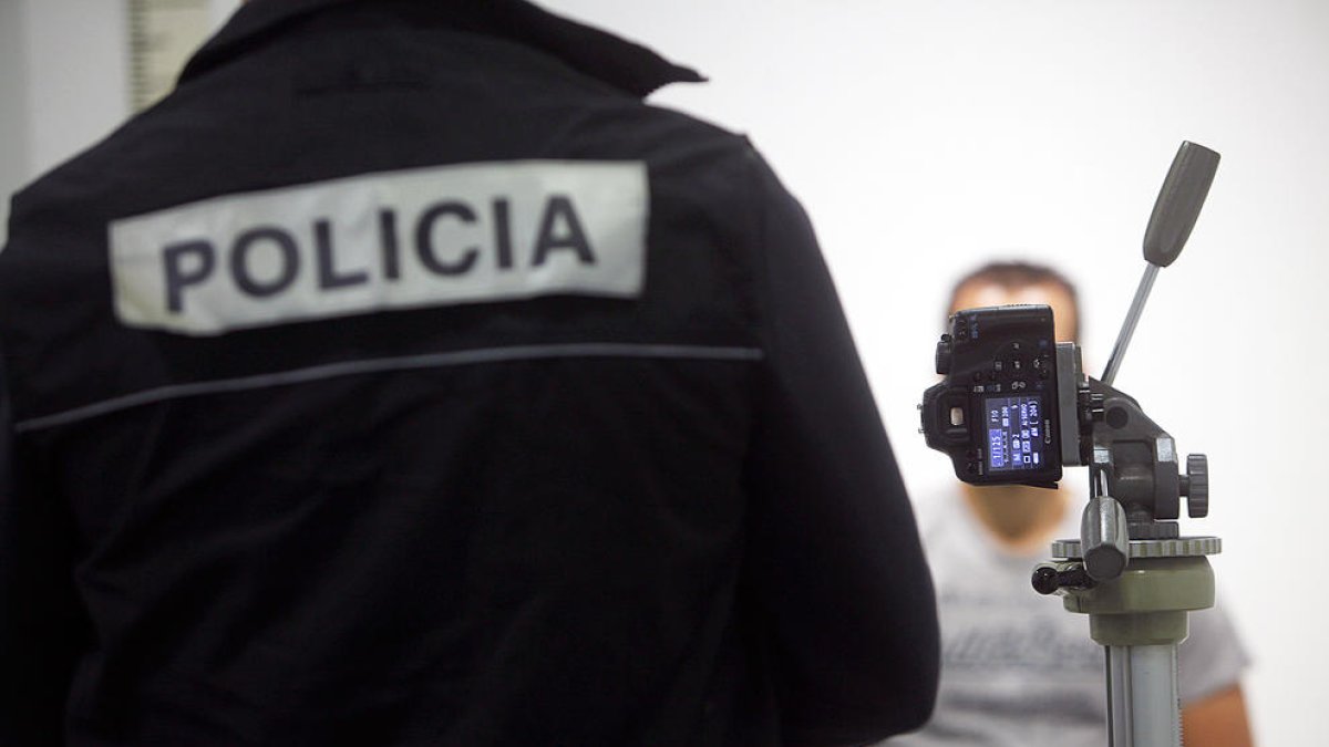 Prova pilot d'un agent de policia amb un sistema biomètric.