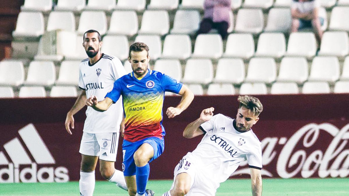 Hector Hevel lluita per la pilota amb Fran Álvarez, migcampista de l'Albacete, ahir al Carlos Belmonte.