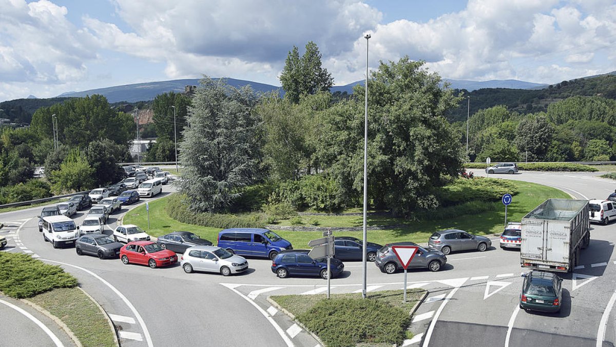 Cotxes aturats per accedir a l'N-145 en direcció a Andorra, ahir al matí.