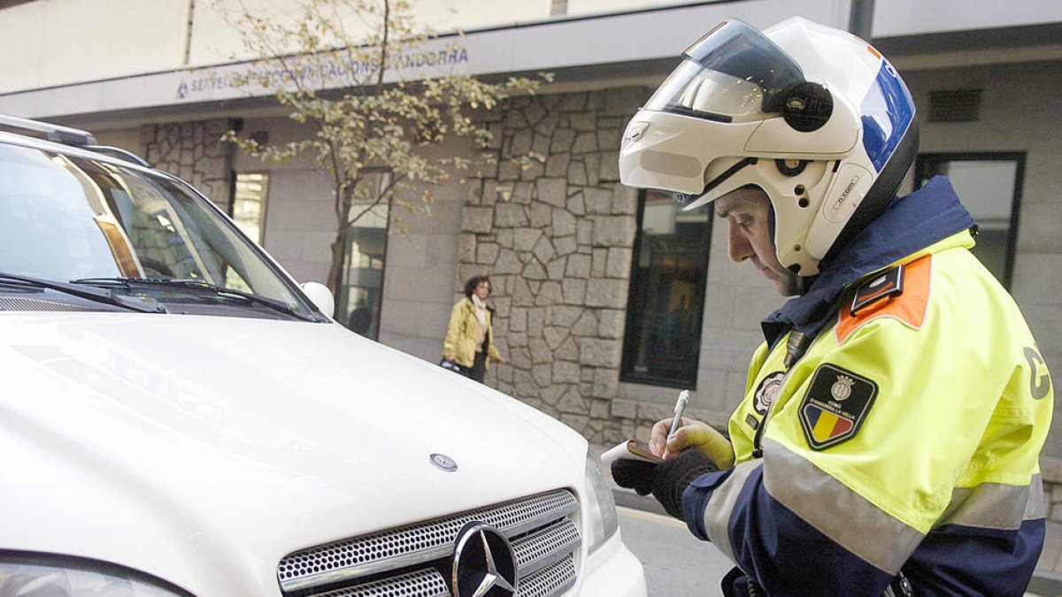Un agent es disposa a sancionar un vehicle.
