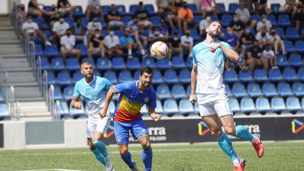 Carlos Martínez remata per marcar el primer gol