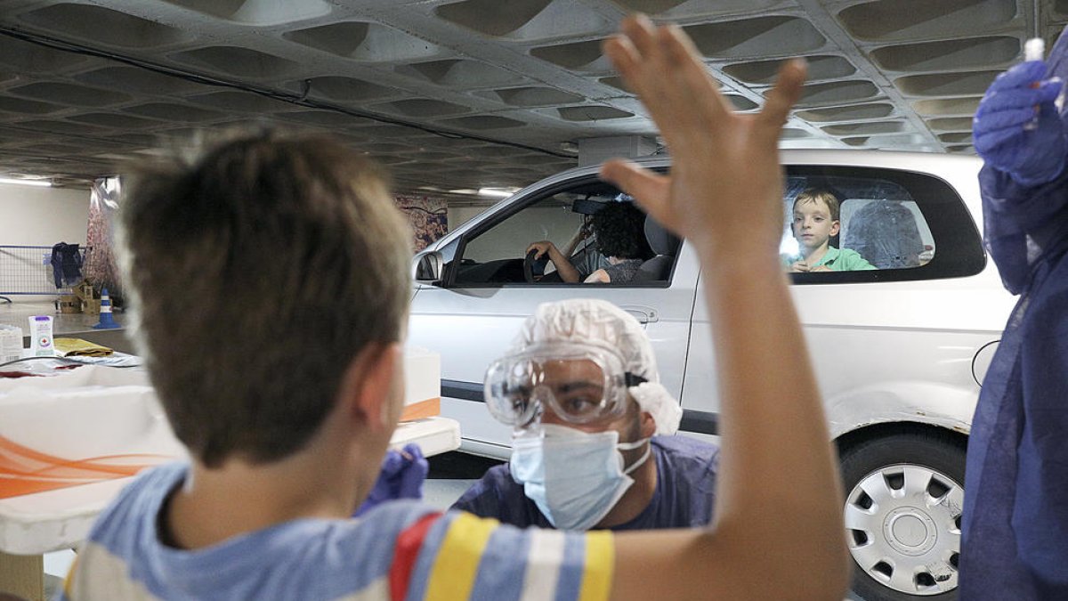 Cribratge a un estudiant de primària a l'inici del passat curs escolar.