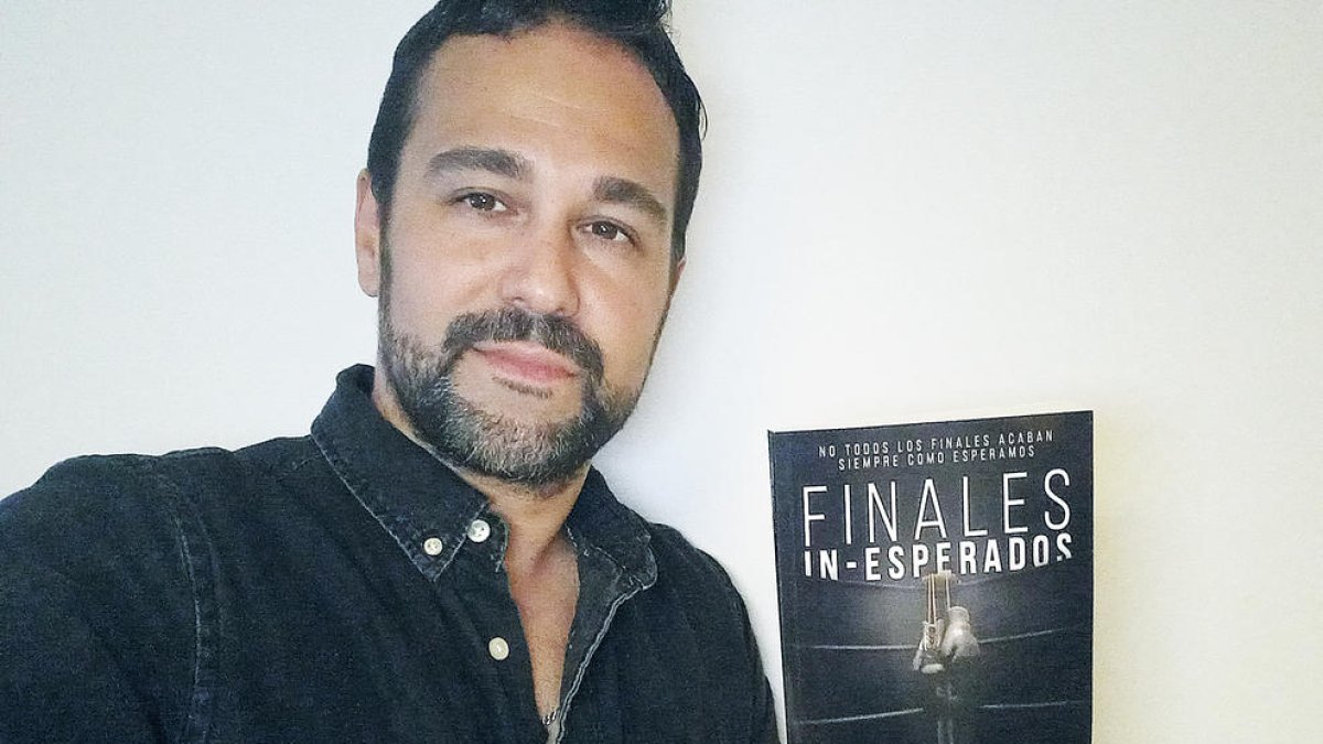 L'autor amb la novel·la 'Finales in-esperados'.