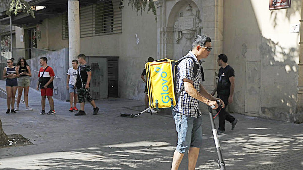 Un treballador de Glovo en patinet per Lleida.