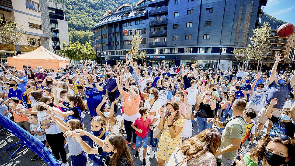 Els aficionats animen els jugadors durant l'acte de presentació, ahir.