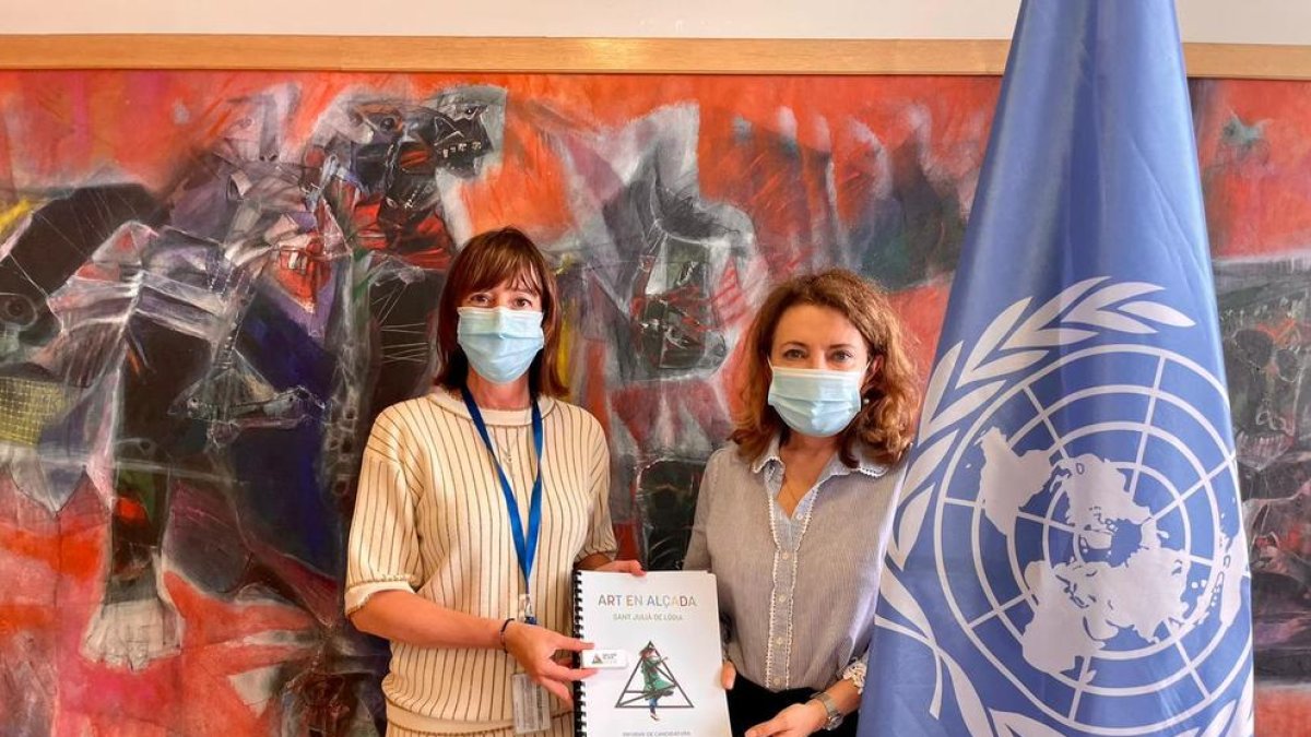 Eva Descarrega fent entrega a Denise Bax