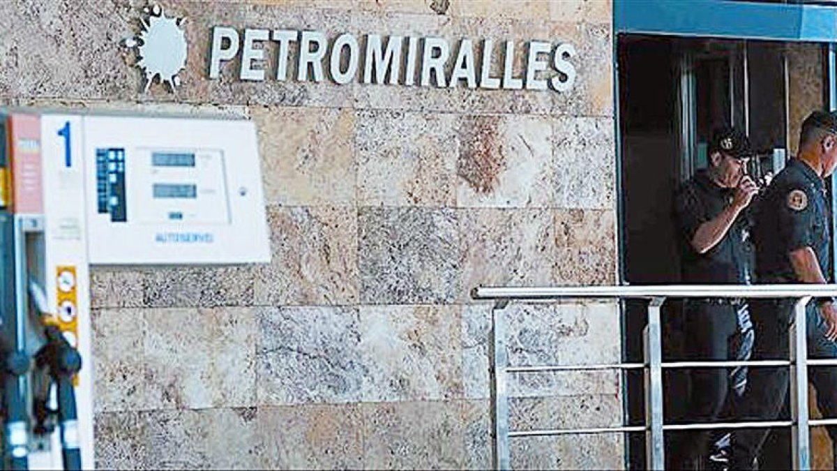 Agents de la Guàrdia Civil en un registre a la seu de la petrolera.