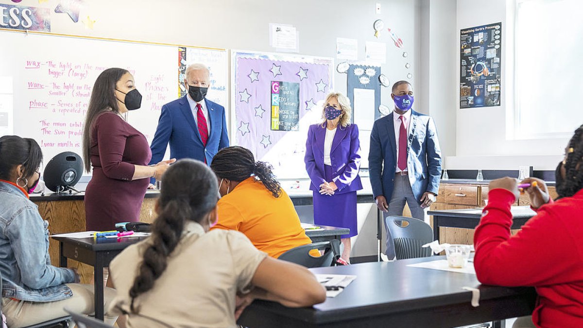 El president Biden en una escola a Washington.