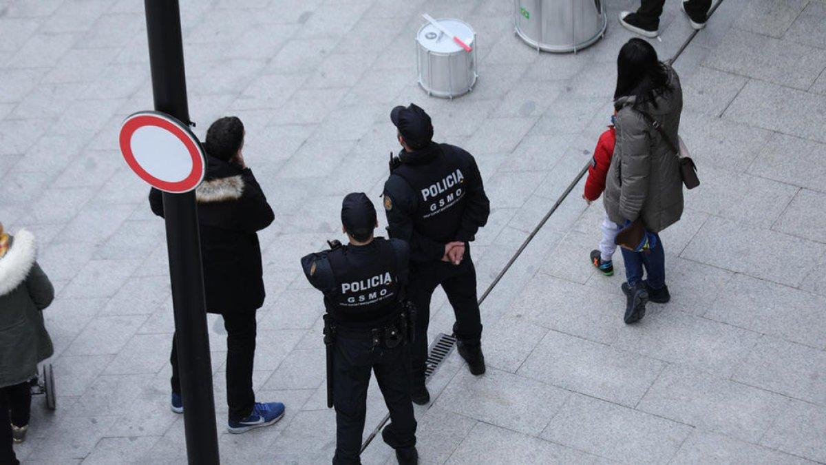 La policia investiga robatoris de joies en pisos de la capital