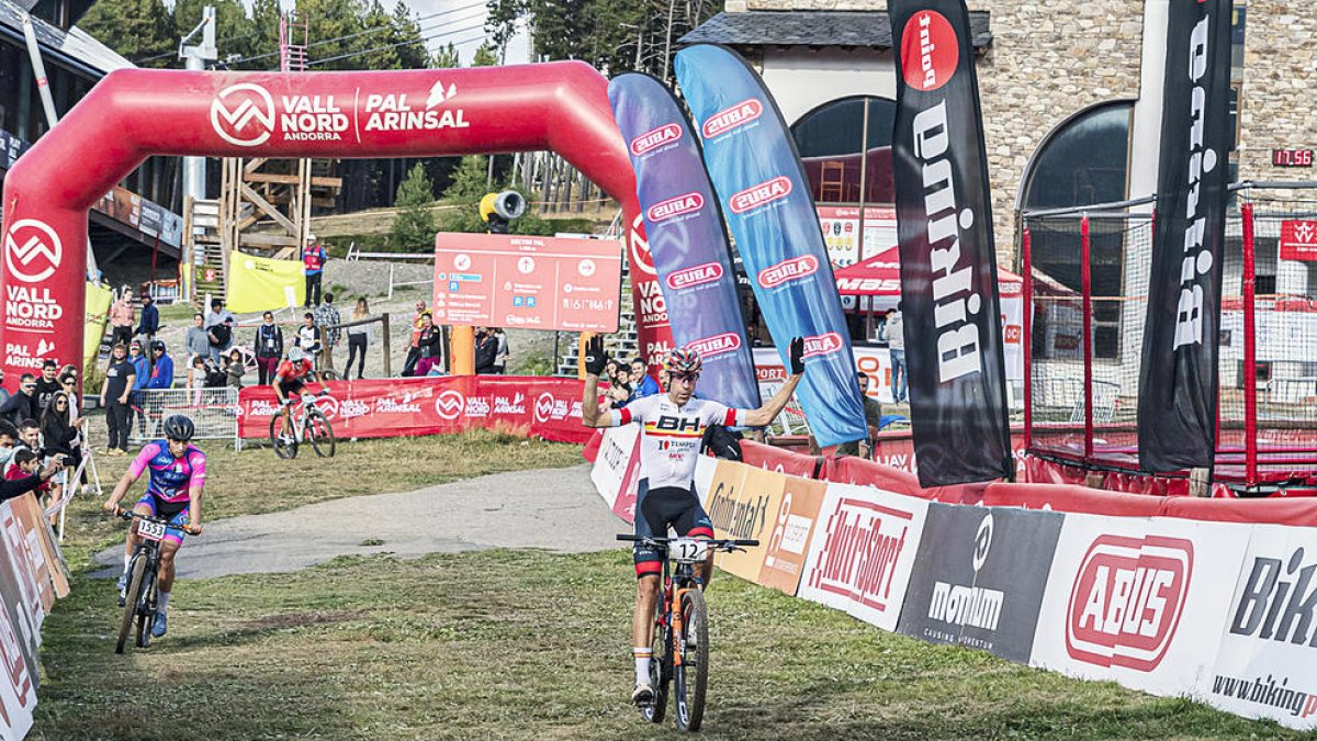 David Valero en el moment d'entrar a la meta.