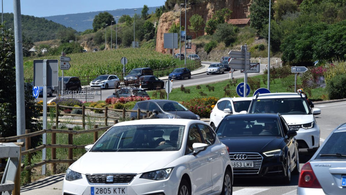 Cues de fins a 10 quilòmetres  per entrar al país