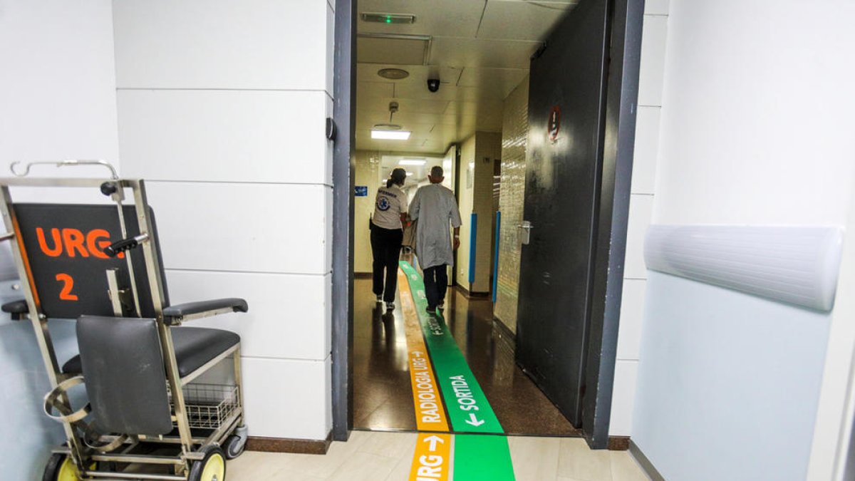 Un pacient accedeix al servei de radiologia de l'Hospital de Meritxell.