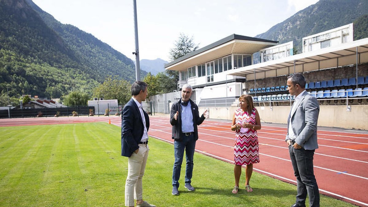 Les autoritats visitant l'Estadi Comunal Joan Samarra Vila