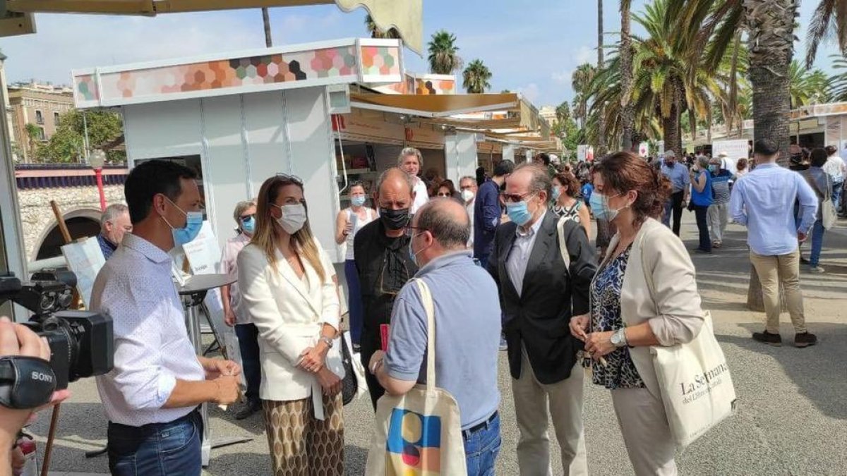 Sílvia Riva conversa amb Miquel Iceta davant l'estand d'Andorra