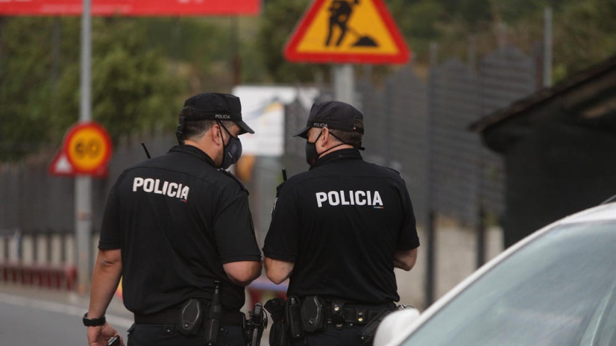 Agents del cos de policia.