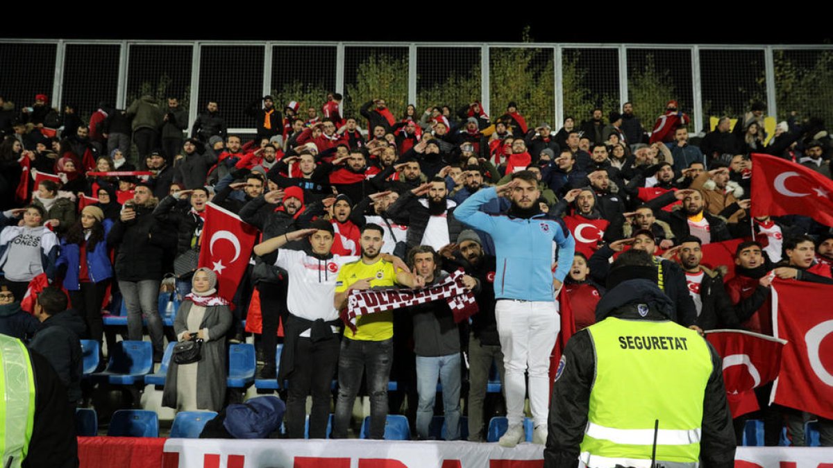Afició turca en un duel a l'Estadi Nacional.