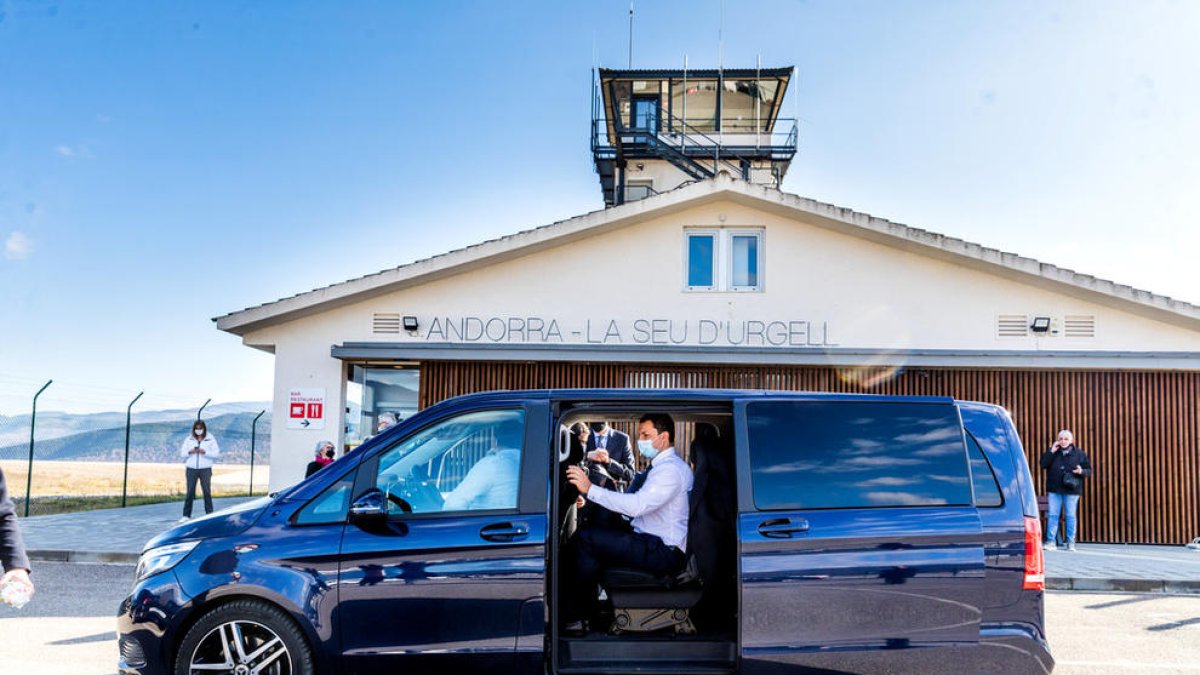 El ministre d'Economia, Jordi Gallardo, a les instal·lacions de l'aeroport.