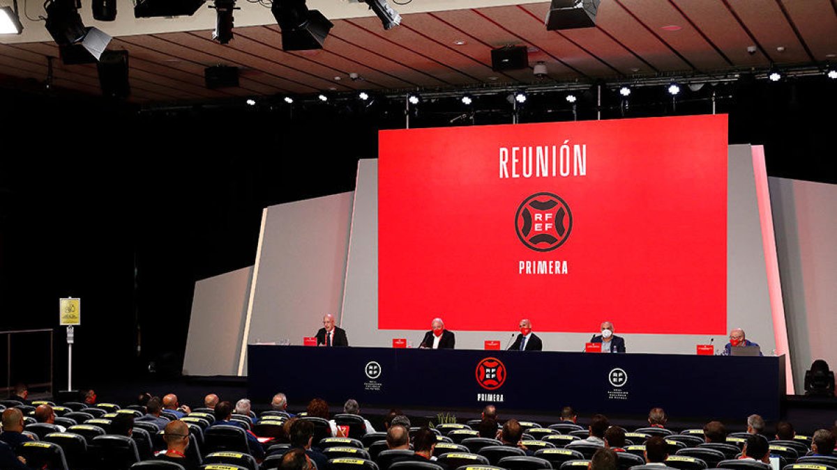 Reunió de la Primera RFEF a la seu de la Reial Federació Espanyola de Futbol.
