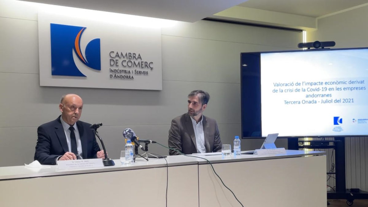 Josep M. Mas, president de la Cambra i Joan Micó, president del CRES.