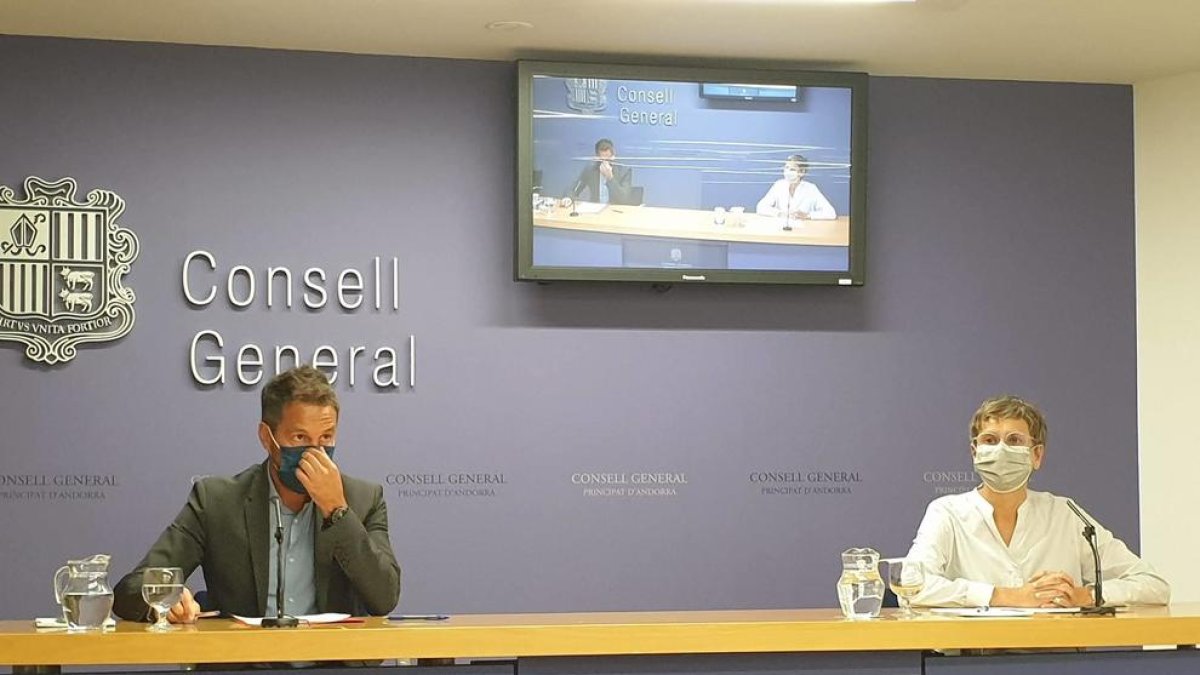 Pere López i Susanna Vela durant la compareixença