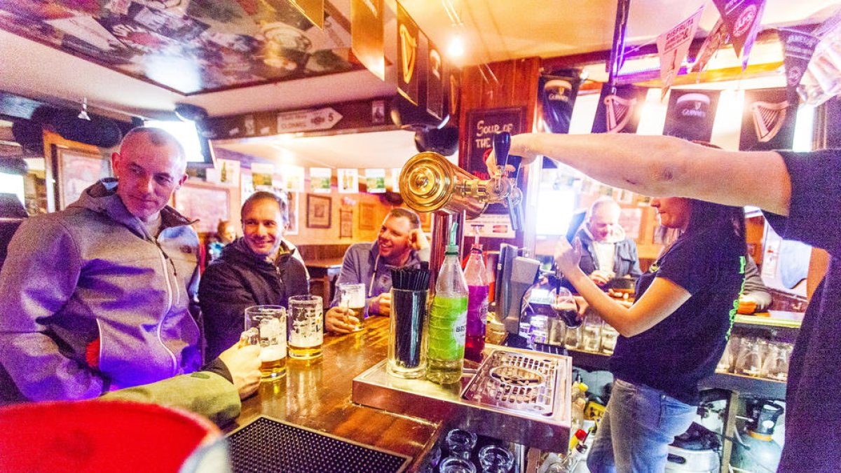 Clients en un local de nit.