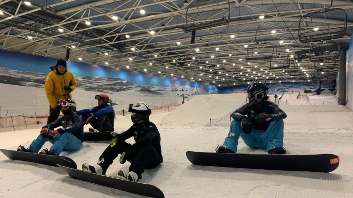 El jove esportista de la FAE està realitzant entrenaments a l'SnowZone Madrid