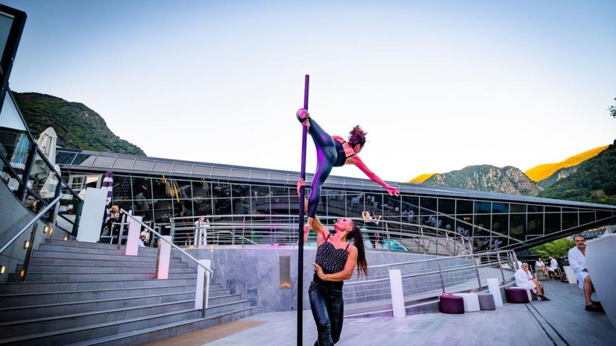 Cada migdia es fa un espectacle de teles, que es repeteix durant la sessió nocturna