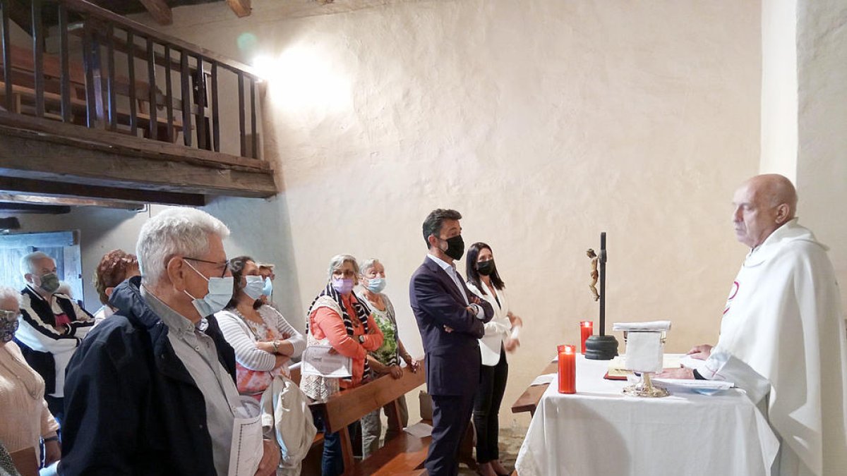 Missa a l'església de Sant Pere del Serrat.