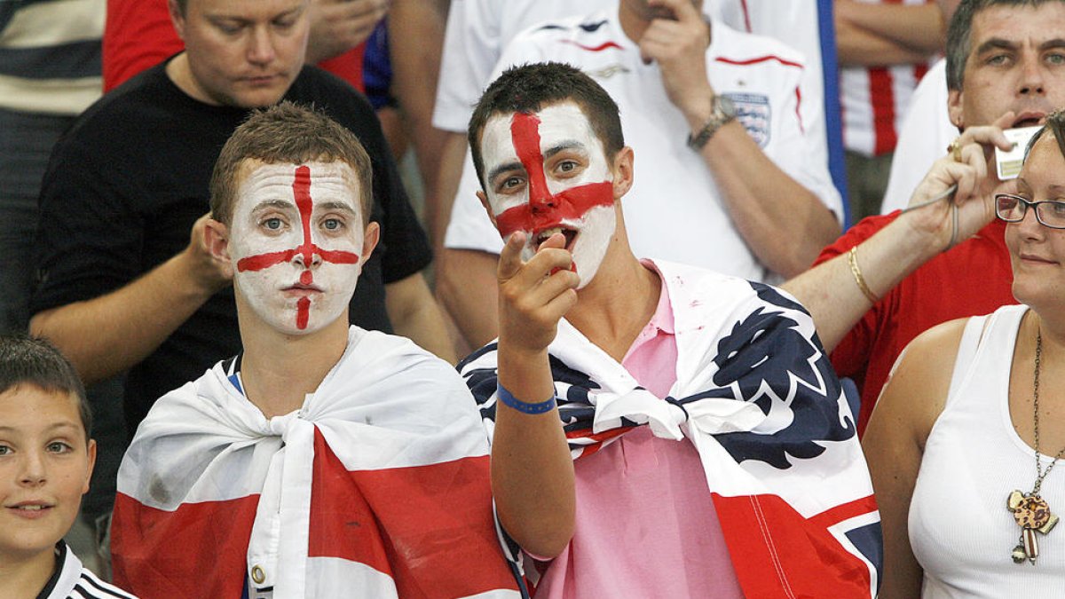 Aficionats al duel entre Andorra i Anglaterra celebrat a Montjuïc el 2008.