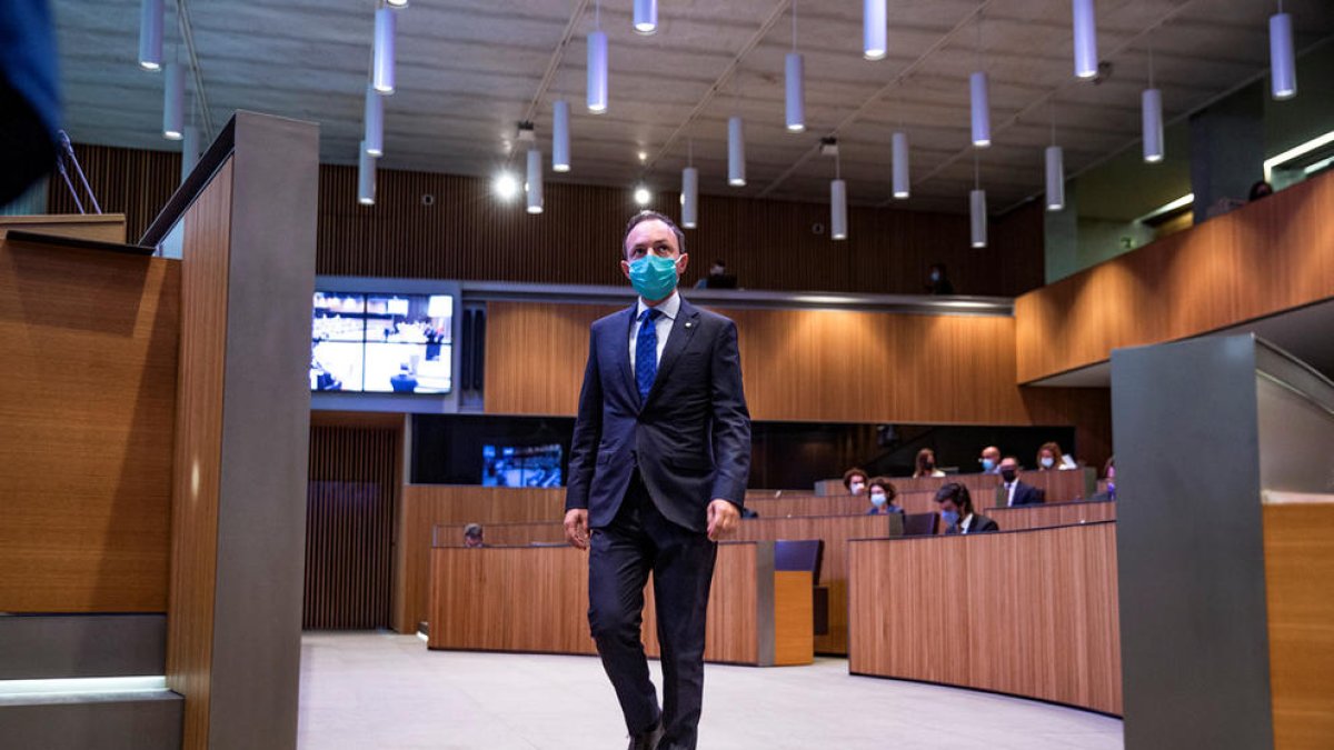 Espot dirigint-se al faristol per fer el discurs d'orientació política, ahir.