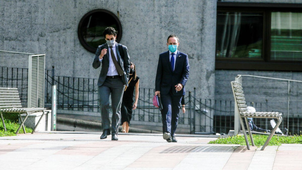 El cap de Govern, Xavier Espot, acompanyat pel seu equip més proper entrant al Consell General.