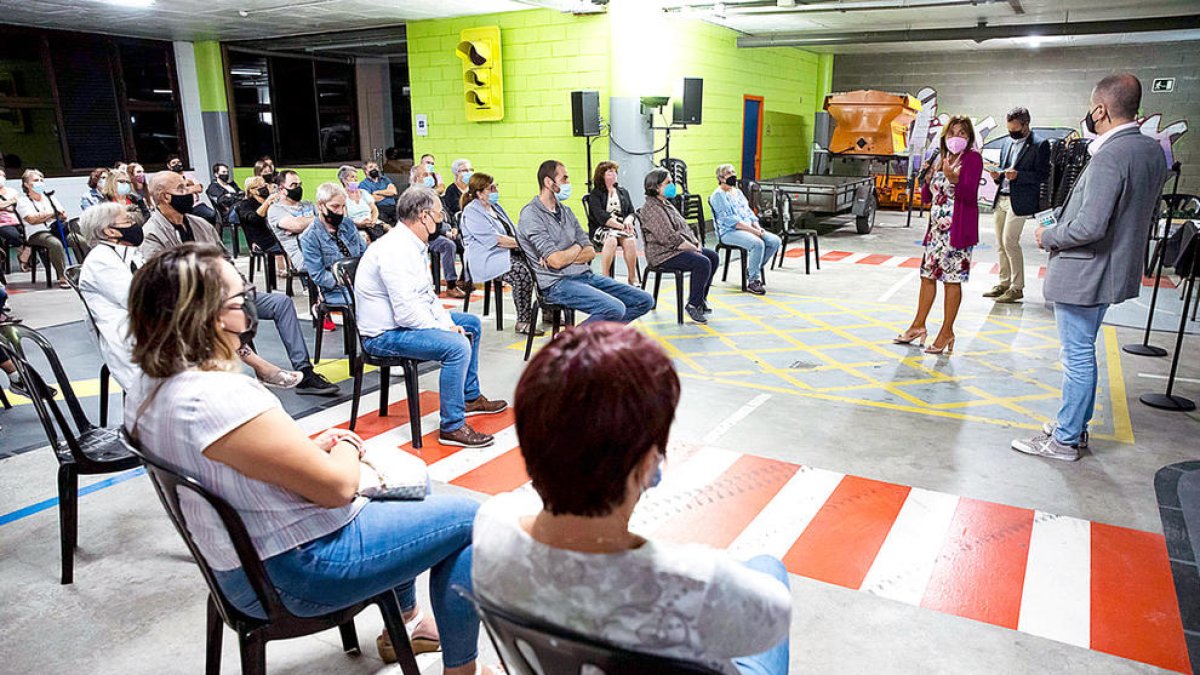 Veïns i cònsols a la reunió.